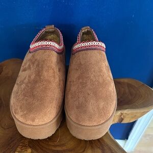 New Women’s New Shaln Brown & Red Trim Platform Suede Slip-On Shoes Size 41 (10)